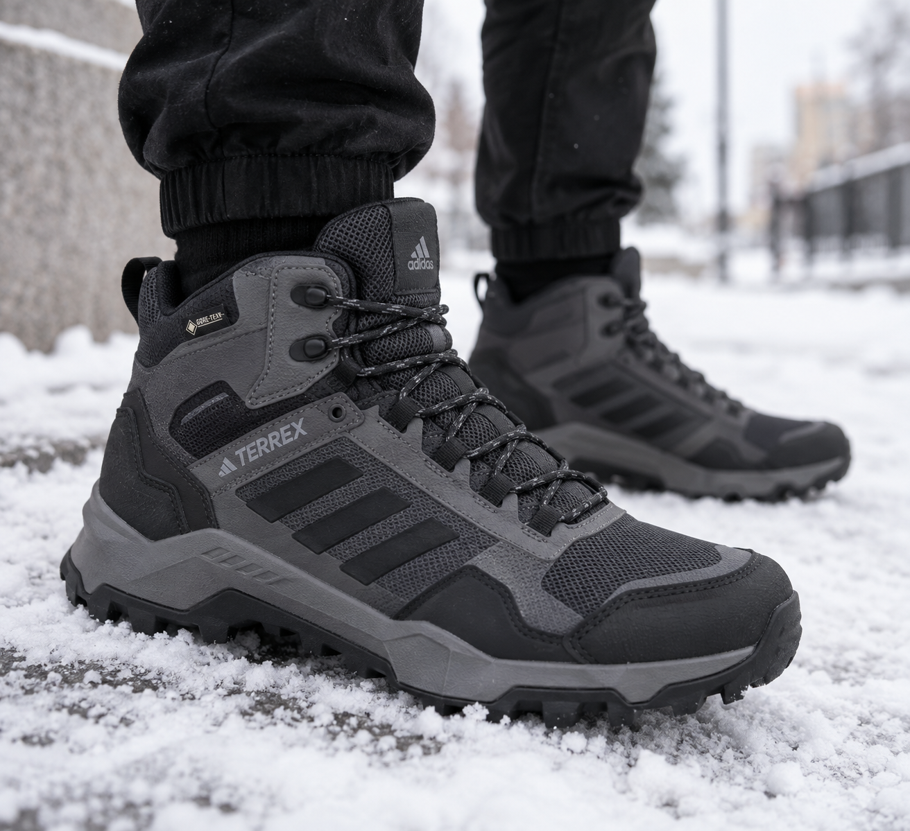 Adidas Terrex AX4 Mid — крупный план на ноге