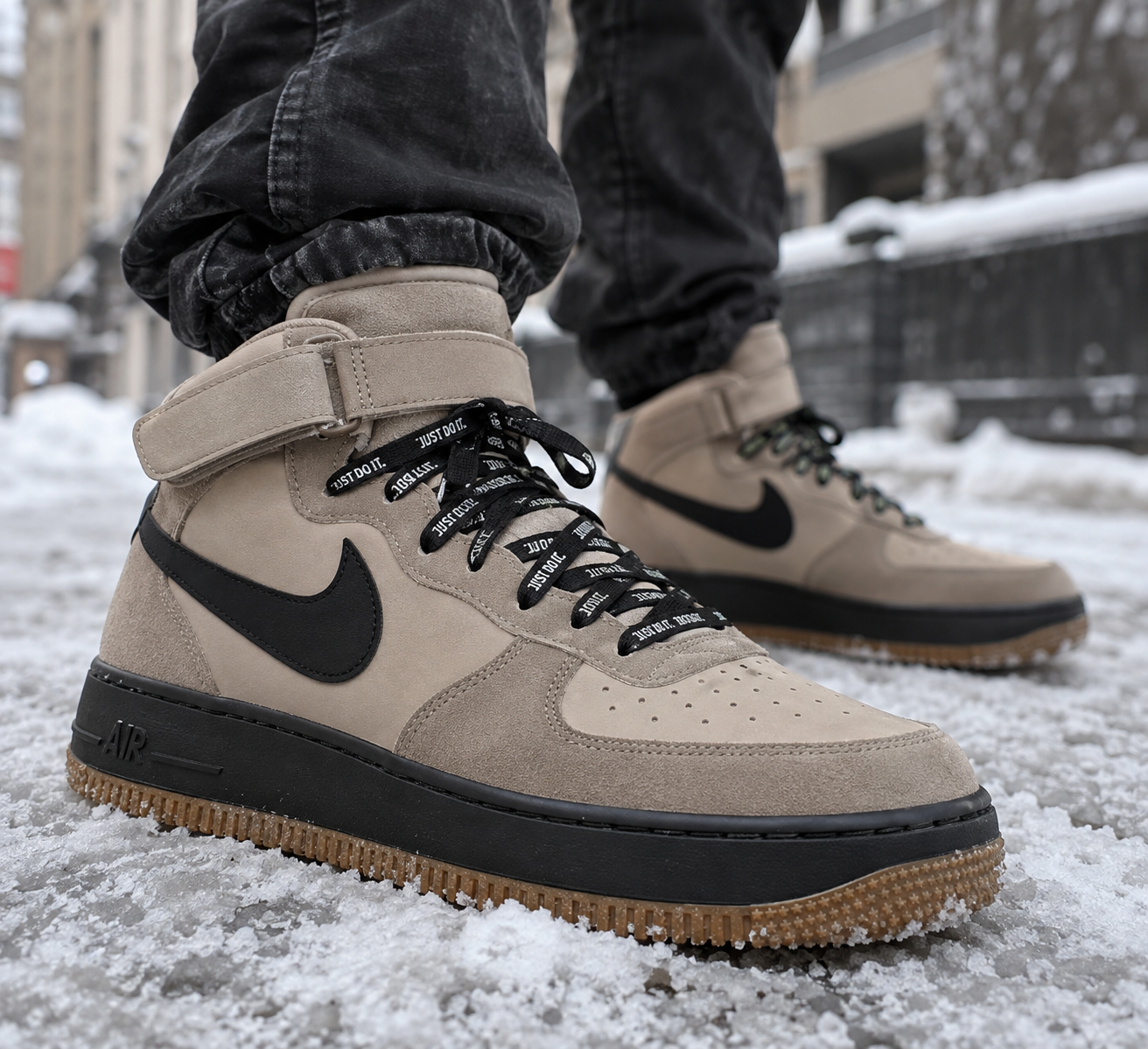 Nike Air Force 1 Mid — крупный план на ноге