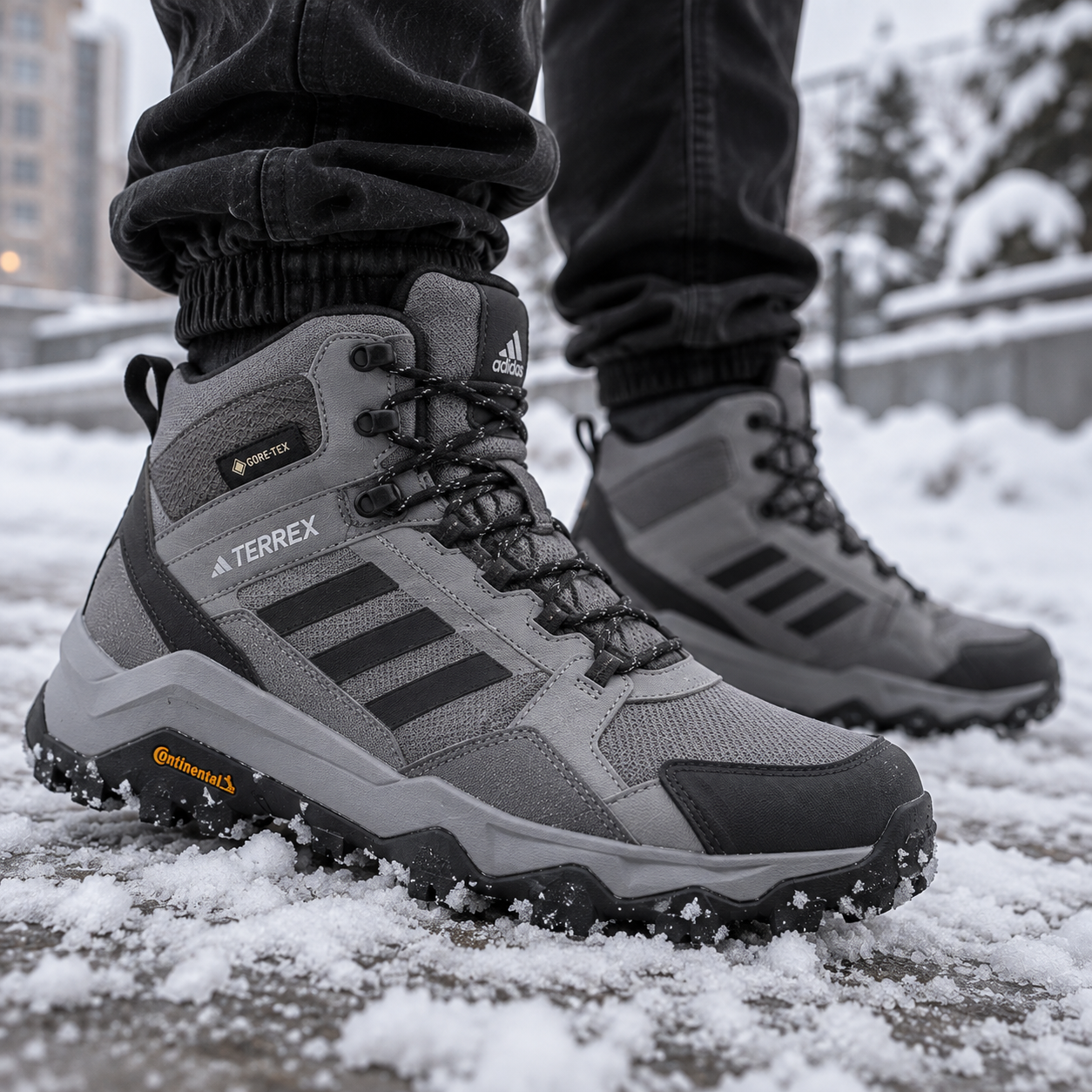Adidas Terrex AX4 Mid — крупный план на ноге